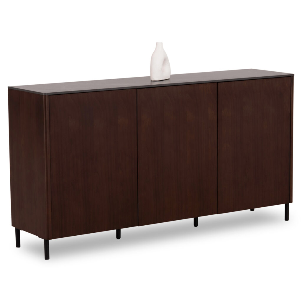 Η SYMETRON παρουσιάζει τον μπουφέ HORIZON που συμπληρώνει ιδανικά την τραπεζαρία σας! Διαθέτει κεραμική επιφάνεια σε χρωματισμό ΜΑΤ ΜΑΥΡΟΥ ΜΑΡΜΑΡΟΥ, ενώ οι 3 πόρτες αλλά και οι πλευρές του επίπλου είναι κατασκευασμένα με καπλαμά ΚΑΡΥΔΙΑΣ. Η πλάτη και όλο το εσωτερικό είναι από μελαμίνη σε καρυδί χρώμα. Τα πόδια είναι μεταλλικά σε ΜΑΥΡΟ χρώμα.