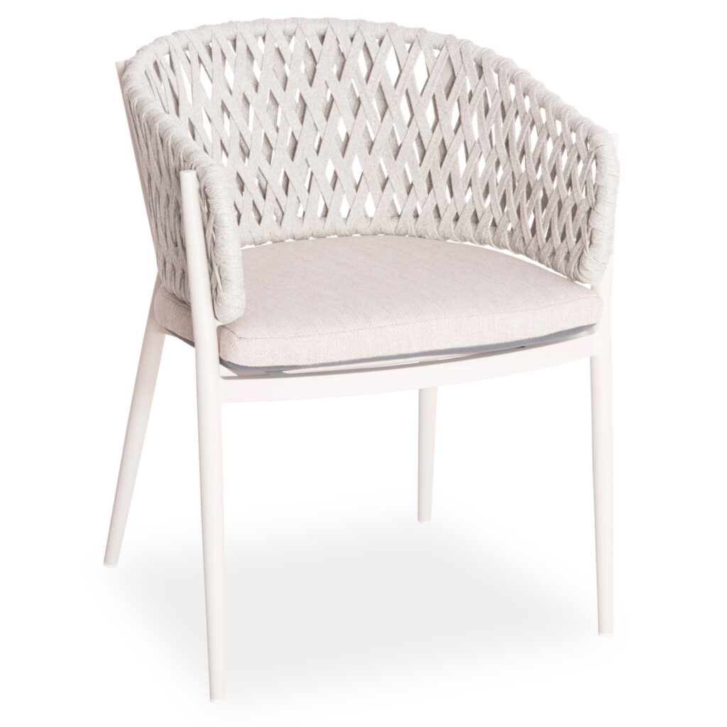 SYMETRON brings the CAMELLIA armchair. Made of aluminum and polyester rope as a lining on the semi-circular back, it exudes luxury and comfort. The cover on the seat cushion is OLEFIN fabric, which is water-repellent and durable. The color of the armchair is CREAM WHITE and BEIGE and all that remains is to match it with a table of similar quality and aesthetics.