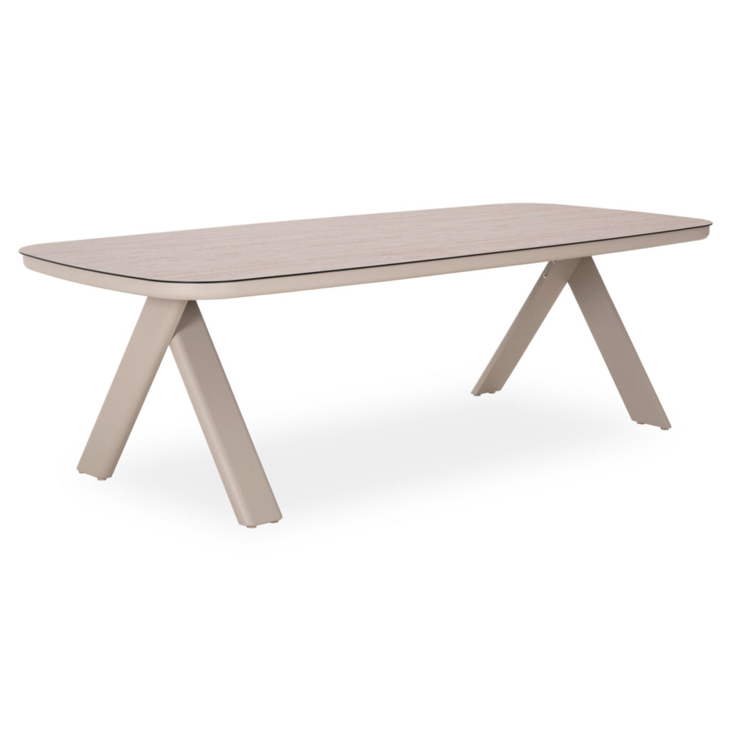We present to you “CRANFIELD”. An impressive rectangular table with rounded corners for your outdoor area with an aluminum frame in BEIGE color and a tabletop with safety glass. This series, together with the other new MORFES series, raises the bar of quality and aesthetics that we offer you, both for the home and for any professional space! With unparalleled quality of construction and materials, it will upgrade the image in any space you wish.